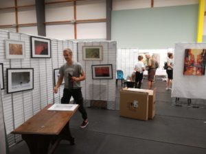 Expo artistique 2022 : Antoine Jaumain en pleine installation de son stand