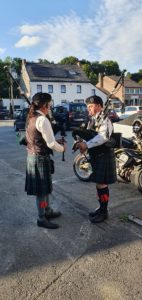 Expo artistique 2022 : membres du Celtic Passion Pipe Band sur la place de la gare