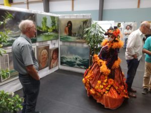 Expo artistique 2022 : ambiance festive avec les costumés vénitiens