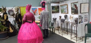 Expo artistique 2022 : les costumés vénitiens visitent l'expo