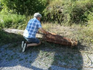 Land Art 2022 Alain Bombaert réalise sa libellule