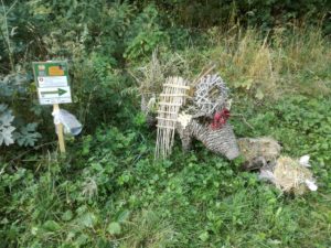 Land Art 2022 n°8 : "Copains comme cochons", oeuvre de Manoelle Gille et Valérie Turlot.