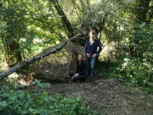 Land Art 2022 n°10 : Gaëlle de Schaetzen et Sylvie Mathot, lauréates de l'expo Land Art 2022, devant leur œuvre "Viens t’asseoir dans ma mangeoire"