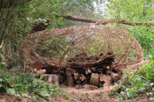 Land Art 2022 n°10 : "Viens t’asseoir dans ma mangeoire", oeuvre de Gaëlle de Schaetzen et Sylvie Mathot, gagnantes de l'expo Land Art 2022