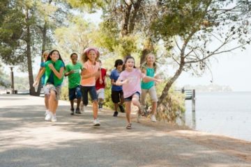 Groupe d'enfants qui courrent