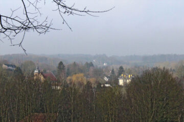 Vue sur Noirhat et sa vallée du Cala avec la chapelle de Bégipont et le château Debroux